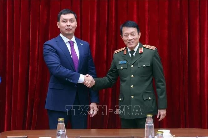 Le ministre vietnamien de la Sécurité publique, Luong Tam Quang (droite) et le président de l'Agence de lutte contre la corruption du Kazakhstan, Zhumagali Askhat. Photo : VNA. 