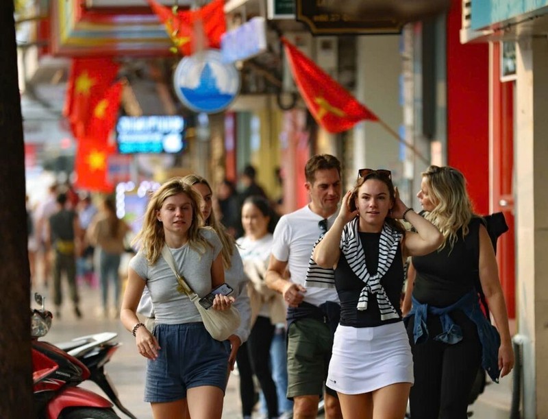 Des touristes étrangers dans le vieux quartier de Hanoï. Photo : VNA.