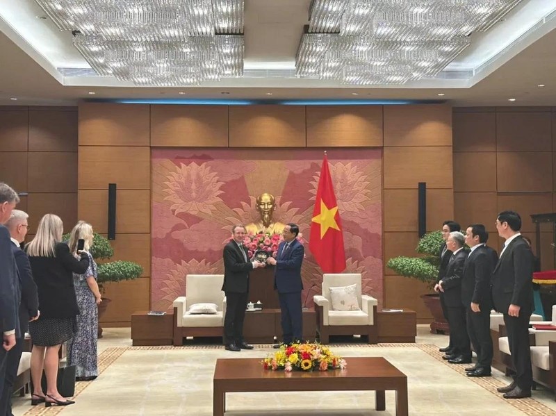 Lors de la séance de travail entre le président de la Commission de la défense, de la sécurité et des affaires étrangères de l’Assemblée nationale (AN) vietnamienne, Le Tan Toi, et le président de la Commission des affaires étrangères du Parlement danois, Michael Aastrup Jensen, le 3 mars à Hanoi. Photo: Ambassade du Danemark au Vietnam