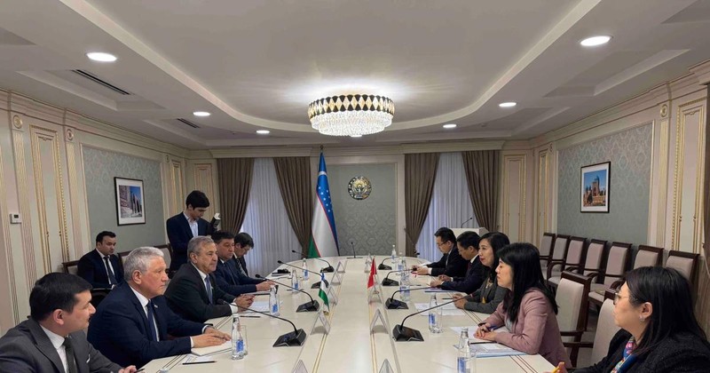 La vice-ministre vietnamienne des Affaires étrangères, Lê Thi Thu Hang rend une visite de courtoisie au premier vice-président du Sénat ouzbek S. Safoev. Photo: MoFA 