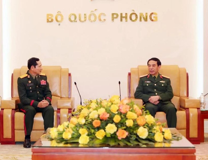 Le général Phan Van Giang, ministre de la Défense, reçoit le général de division Saichay Kommasith, vice-ministre de la Défense, chef d'état-major général de l'Armée populaire lao. Photo: VNA 