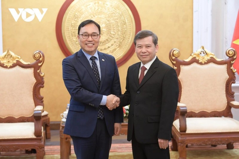 Le juge en chef de la Cour populaire suprême du Vietnam, Le Minh Tri (droite) et l'ambassadeur de la République de Corée au Vietnam, Choi Young-sam. Photo : VOV.