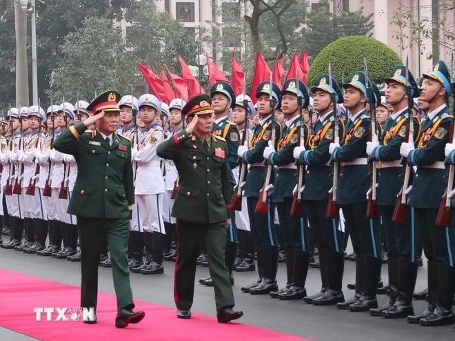 Le général Nguyên Tân Cuong, chef d'état-major général de l'Armée populaire du Vietnam et vice-ministre de la Défense et le général de division Saichay Kommasith, vice-ministre lao de la Défense et chef d'état-major général de l'Armée populaire lao. Photo: VNA 