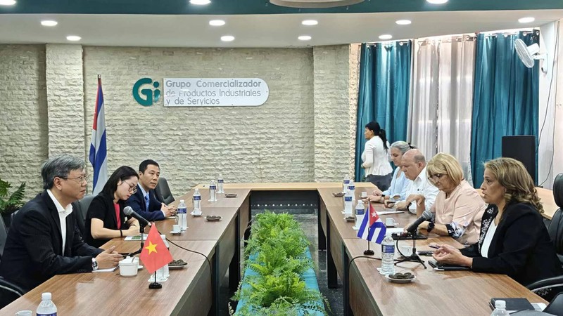 Lors de la séance de travail entre l'ambassade du Vietnam à Cuba, le ministère cubain du Commerce intérieur et le groupe de commercialisation de produits et services industriels (OSDE Gi). Photo: baoquocte.vn