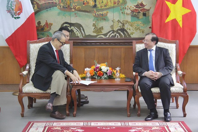 Le vice-ministre vietnamien de la Culture, des Sports et du Tourisme, Ta Quang Dong (à droite), et l'ambassadeur du Mexique au Vietnam, Alejandro Nergin Munoz, le 4 mars à Hanoï. Photo : toquoc.vn