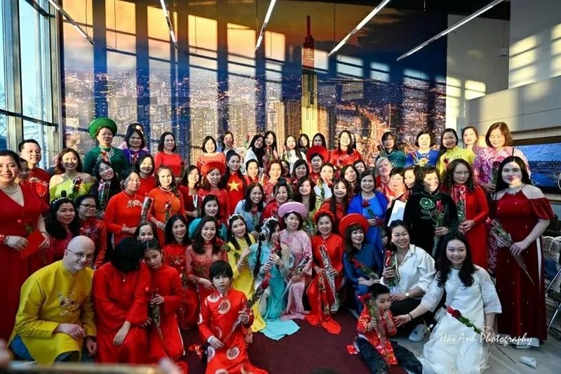 Lors de la cérémonie de lancement du Club du patrimoine vietnamien de l’ao dai aux Pays-Bas. Photo : Hai Anh.