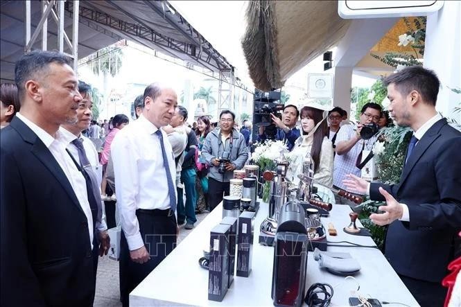 Les visiteurs peuvent explorer et découvrir le café lors de la Foire d’exposition du café. 