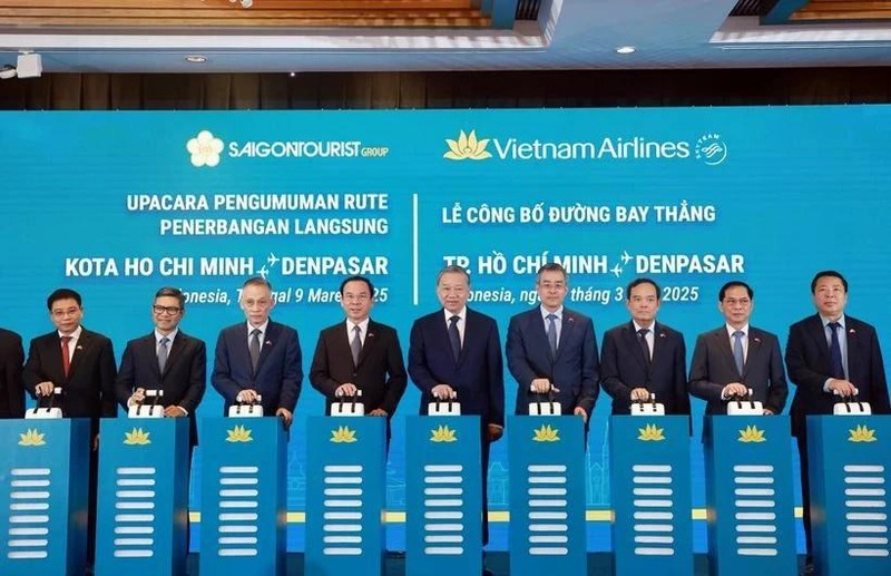 Le secrétaire général du Parti assiste au lancement de la ligne HCMV-Bali de Vietnam Airlines. 