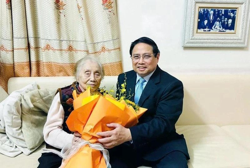 Le Premier ministre Pham Minh Chinh rend visite à l'ancienne vice-présidente Nguyên Thi Binh, le 8 mars. Photo : VNA. 