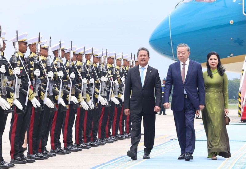 Le secrétaire général du Parti communiste du Vietnam, Tô Lâm (centre), et son épouse Ngô Phuong Ly à leur arrivée à l’aéroport de Halim Perdanakusuma, en Indonésie, le 9 mars. Photo : VNA.