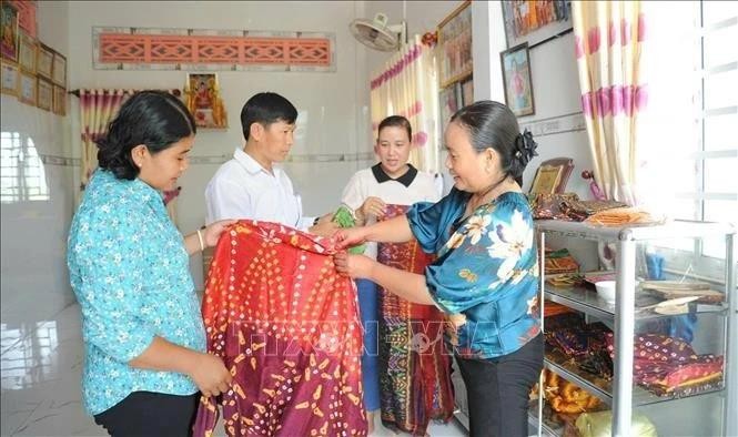 Les produits en brocart du peuple khmer de la commune de Van Giao, cité municipale de Tinh Biên, province d'An Giang, sont présentés aux visiteurs. Photo : VNA. 