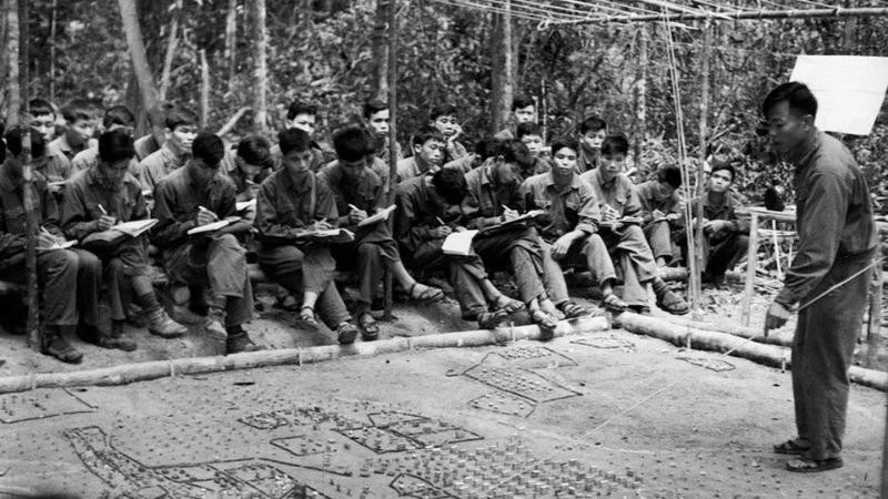 Les soldats du groupe d'armée Pleime (Gia Lai) discutent des plans pour combattre l'ennemi. Photo d'archives : VNA.