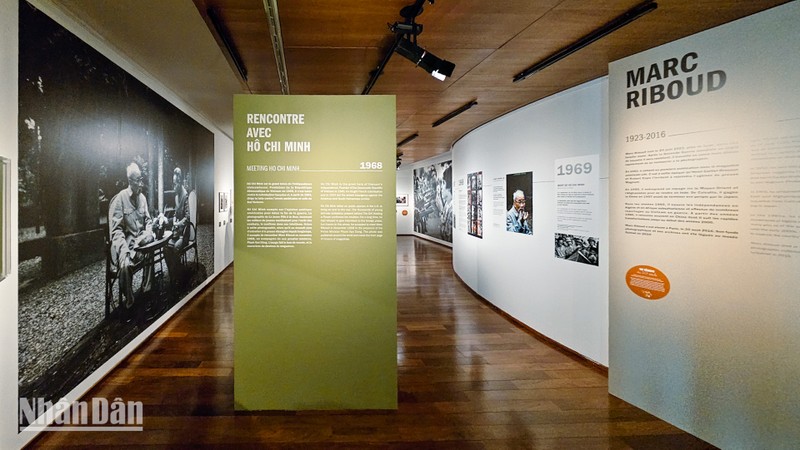 L'exposition photographique de Marc Riboud sur le thème « Vietnam pendant les années 1966 – 1976 » suscite l’attention d'un grand nombre du public. Photo : NDEL.