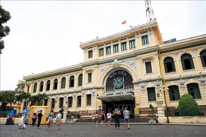 Les touristes visitent le centre-ville d'Ho Chi Minh-Ville. Photo : VNA. 