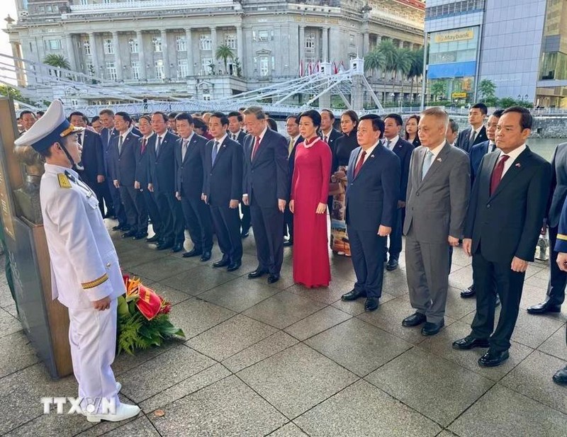 Le secrétaire général du Parti Tô Lâm et sa délégation accompagnée déposent des fleurs au pied du buste du président Hô Chi Minh au Musée des Civilisations Asiatiques à Singapour. Photo : VNA. 