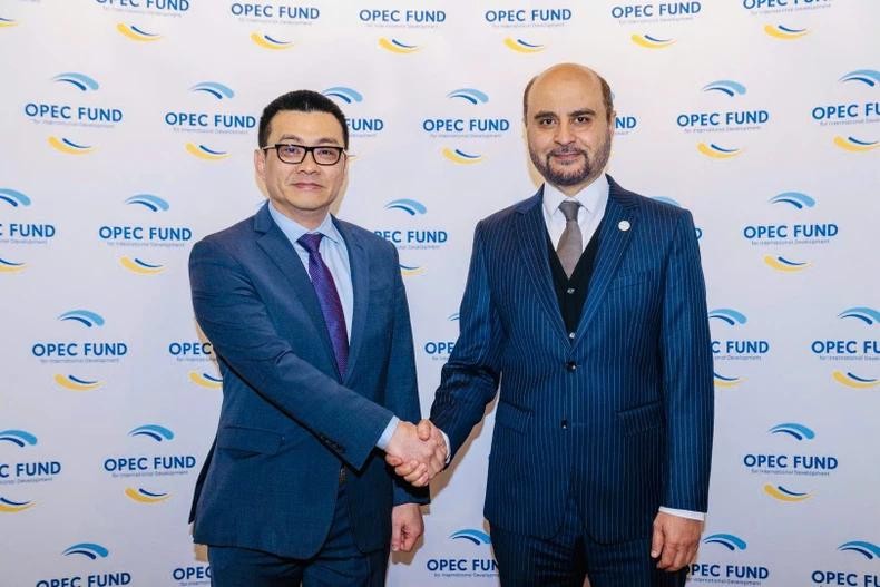 L'ambassadeur vietnamien en Autriche, Vu Le Thai Hoang (à gauche), et le Dr Abdulhamid Alkhalifa, directeur général du Fonds de l'OPEC, le 10 mars à Vienne. Photo : Ambassade du Vietnam en Autriche.