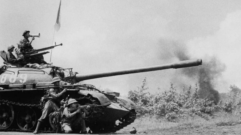 Le char et l’infanterie de la Division 10 de l’Armée de libération ont conjointement combattu pour libérer le chef-lieu de Buon Ma Thuot, le 10 mars 1975. Photo d'archives : VNA.