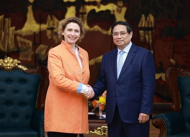 Le Premier ministre Pham Minh Chinh et Mme Nicola Beer, vice-présidente de la Banque européenne d'investissement. Photo : VNA. 