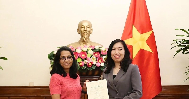 La vice-ministre des AE Lê Thi Thu Hang (droite), a remis la licence à Anantha Lakshmi, représentante en chef du bureau permanent du Financial Times au Vietnam. Photo: VNA 