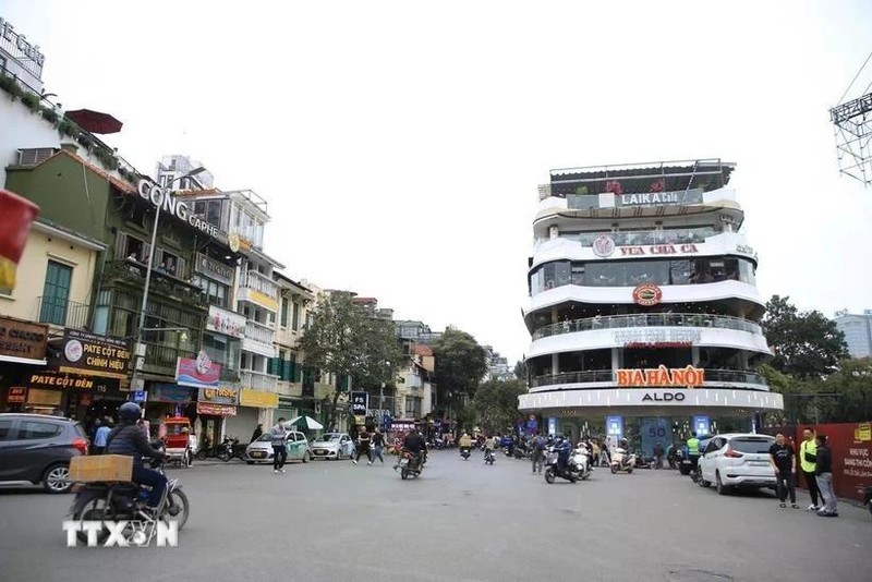 Le bâtiment du centre commercial sis au 7 rue Dinh Tiên Hoàng, devant la place Dông Kinh Nghia Thuc. Photo : VNA. 