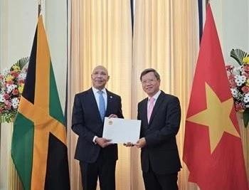 L'ambassadeur du Vietnam à Cuba et en Jamaïque, Le Quang Long (droite), présente ses ses lettres de créance au gouverneur général de la Jamaïque, Patrick Allen. Photo : VNA. 