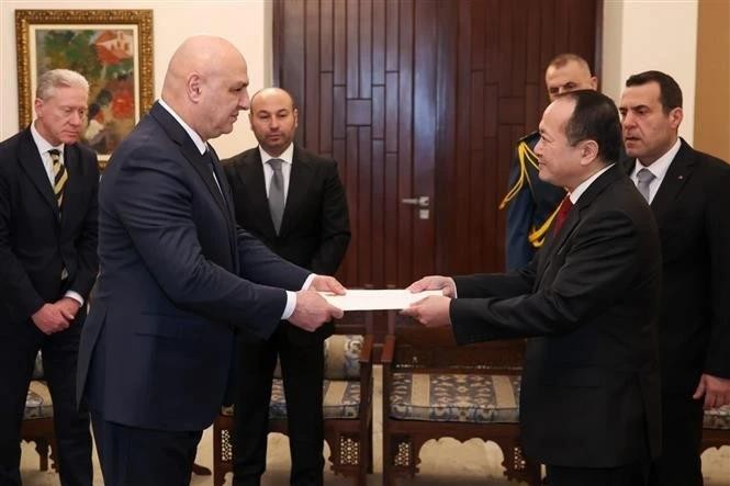 L'ambassadeur du Vietnam en Égypte et au Liban, Nguyên Huy Dung (à droite), présente ses lettres de créance au président libanais Joseph Aoun. Photo : VNA. 