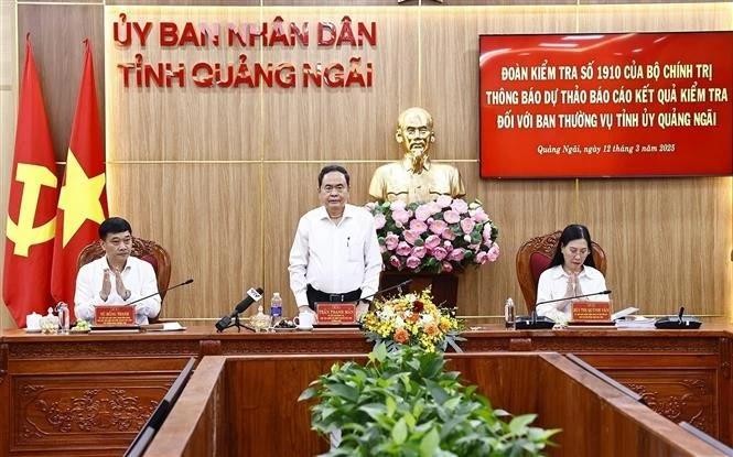 Le président de l'Assemblée nationale du Vietnam Tran Thanh Man (debout) prend la parole lors de la réunion. Photo : VNA. 