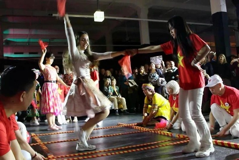 Danse du bambou vietnamien lors de l'événement. Photo : VNA. 