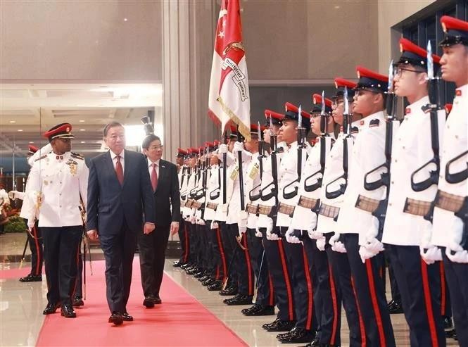 Cérémonie d’accueil officielle du secrétaire général du PCV à Singapour. Photo : VNA. 