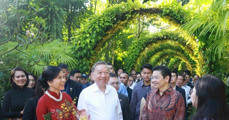 Le secrétaire général du Parti, Tô Lâm, et son épouse, et et le Premier ministre singapourien Lawrence Wong visitent le jardin botanique de Singapour (Singapore Botanic Gardens). Photo : VNA.