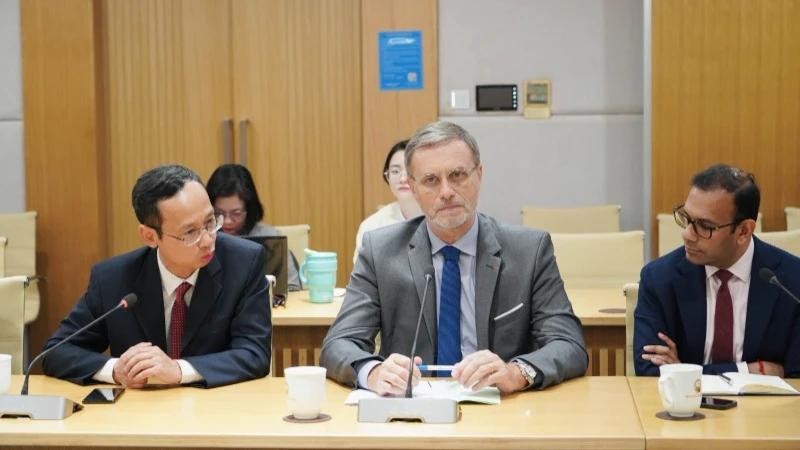 L'ambassadeur de France au Vietnam, Olivier Brochet (au centre), lors d'une séance de travail entre la délégation du groupe EDF et le ministère vietnamien des Sciences et des Technologies. Photo : most.gov.vn