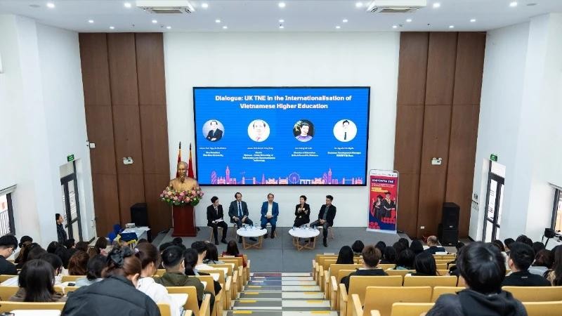 Lors du séminaire « Vietnam – Royaume-Uni : coopération transnationale en matière d'éducation et le processus d'internationalisation de l'enseignement supérieur du Vietnam », le 18 mars à Hanoï. Photo : NDEL