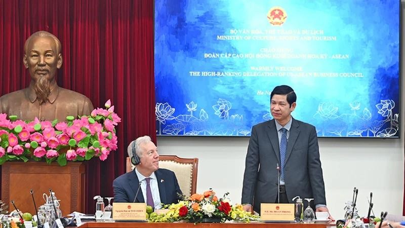 Le vice-ministre vietnamien de la Culture, des Sports et du Tourisme, Ho An Phong (debout), lors d'une séance de travail avec une délégation de haut rang du Conseil d'affaires États-Unis – ASEAN, le 20 mars à Hanoï. Photo: TITC.