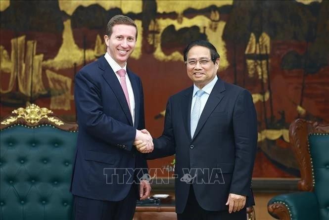 Le Premier ministre Pham Minh Chinh (droite) reçoit Jeffrey Perlman, directeur général du fonds Warburg Pincus. Photo : VNA. 