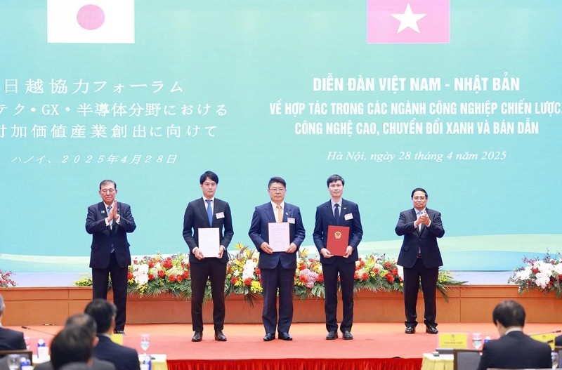 Lors du Forum de coopération Vietnam – Japon dans les industries stratégiques, les hautes technologies, la transition verte et les semi-conducteurs. Photo : VOV