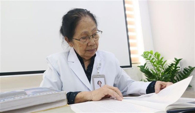 À 81 ans, la Professeure Nguyên Thi Ngoc Phuong poursuit sans relâche son travail. Photo: VNA.