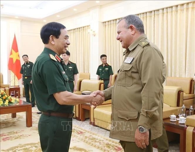 Le général d’armée Phan Van Giang, ministre de la Défense, et le général de division Victor Leonardo Rojo Ramos, chef de la Direction Politique du Ministère des Forces armées révolutionnaires de Cuba. Photo: VNA 