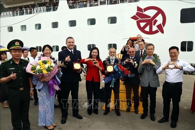 Des touristes venus à Quang Ninh le 30 avril. Photo : VNA 
