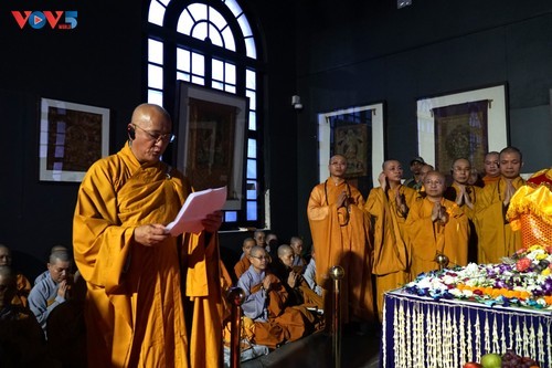 Vénérable Thich Huê Thông, vice-président du Conseil exécutif de la Sangha bouddhiste du Vietnam, vice-président du Comité d'organisation du Vesak 2025 préside la cérémonie. Photo: VOV