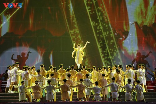 Lors de la cérémonie d’ouverture du Carnaval de Ha Long 2025. Photo: VOV