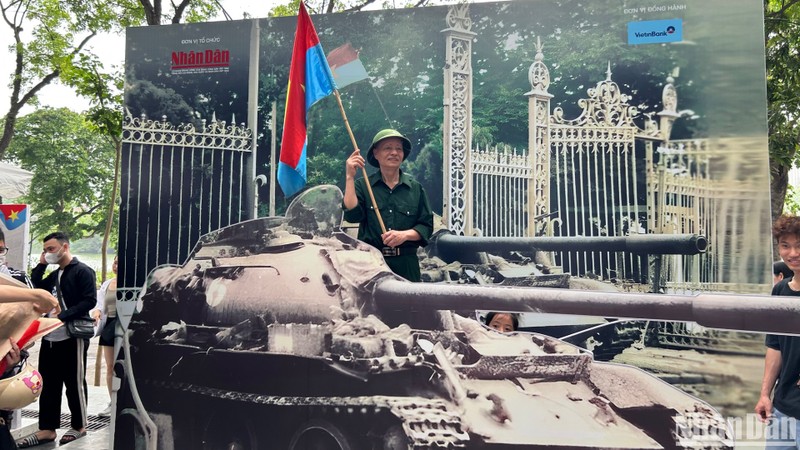 L'exposition est comme un pont reliant le passé au présent, l’histoire vietnamienne aux jeunes. Photo : NDEL.