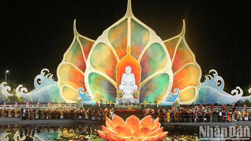 Cérémonie de lâcher des lanternes pour la paix dans le monde, organisée dans la soirée du 6 mai à l’Académie bouddhique, à Hô Chi Minh-Ville. Photo : NDEL