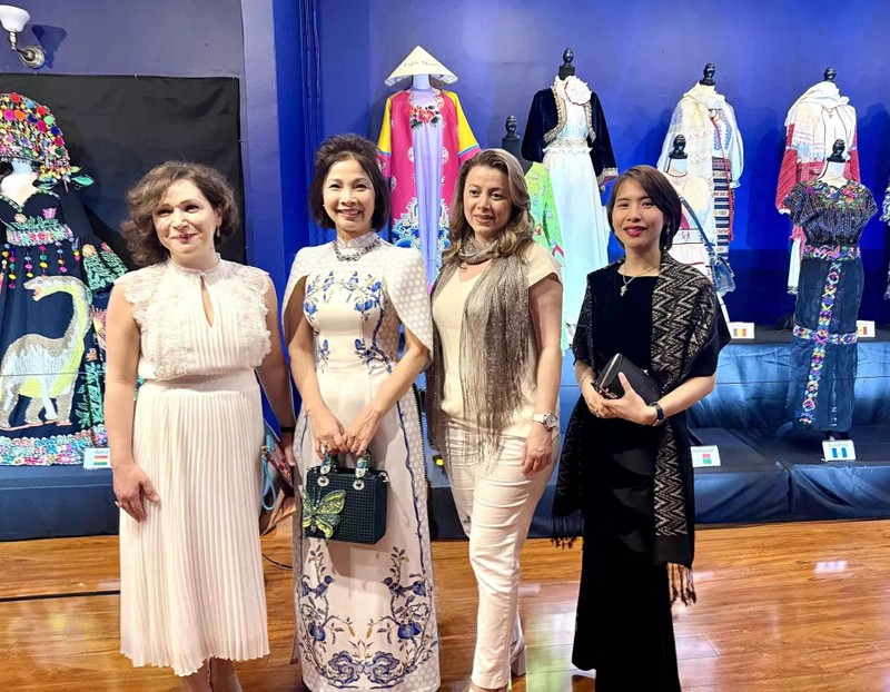 Mme Tran Thi Bich Van (deuxième à gauche) lors du Gala de mode du corps diplomatique sur le thème « Fashioning power, fashioning peace ». Photo : baoquocte.vn