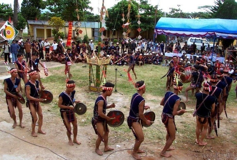 L'un des patrimoines célèbres du Tây Nguyên est l'espace de la culture des gongs, inscrit en 2008 par l'UNESCO sur la liste représentative du patrimoine culturel immatériel de l'humanité.