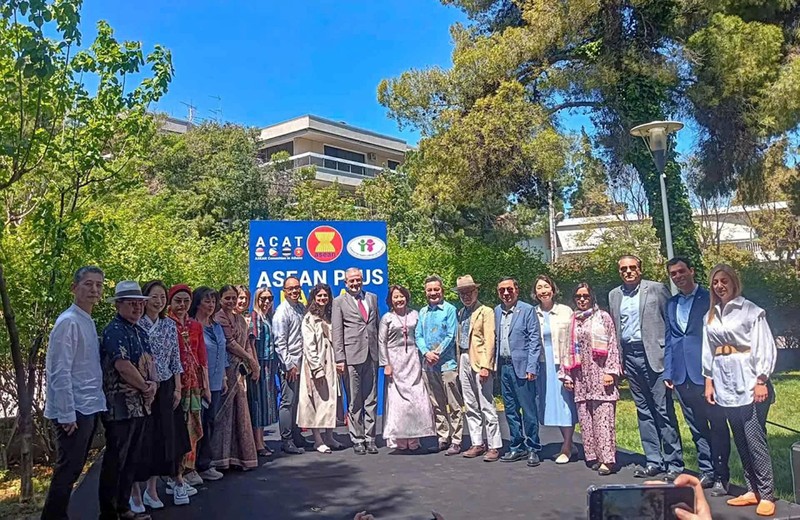 Les invités de la 3e Foire caritative ASEAN Plus Bazaar à Athènes. Photo : Ambassade du Vietnam en Grèce.