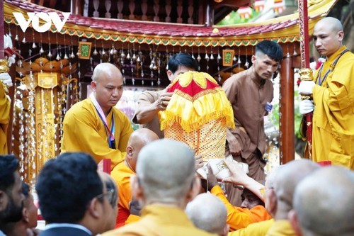 La procession de la Relique du Bouddha vers la pagode Quan Su, à Hanoï. Photo : VOV.