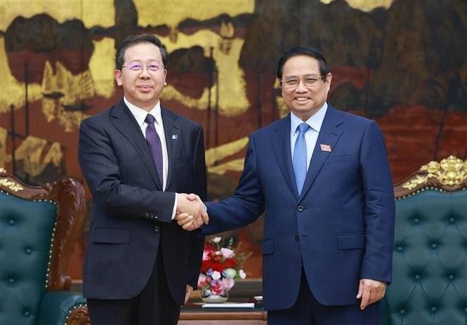 Le Premier ministre Pham Minh Chinh (droite) reçoit Peng Gangbing, président du Conseil d’administration de China Huadian Corporation Ltd. Photo : VNA. 