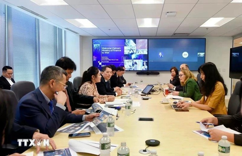 Le vice-ministre des Finances, Cao Anh Tuân, a rencontré Sarah Kemp, vice-présidente des affaires gouvernementales internationales chez Intel, le 13 mai (heure locale). Photo : VNA. 