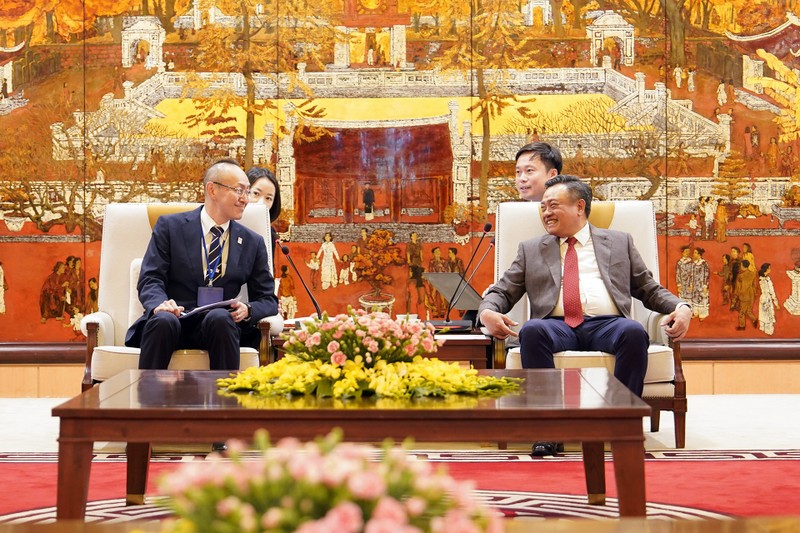 Le secrétaire adjoint du Comité municipal du Parti communiste du Vietnam et président du Comité populaire de la ville de Hanoï, Tran Sy Thanh (à droite), et le nouveau représentant en chef du bureau de la JICA au Vietnam, Kobayashi Yosuke, le 13 mai à Hanoi. Photo: hanoimoi.vn