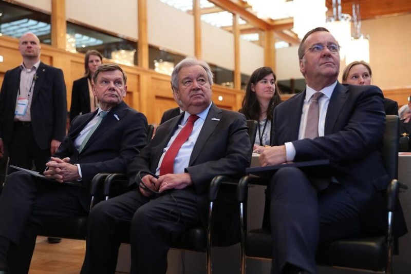 Le secrétaire général de l'ONU Antonio Guterres (centre), le ministre allemand de la Défense, Boris Pistorius (droite), et le ministre allemand des Affaires étrangères Johann Wadephul à Berlin. Photo : Xinhua. 